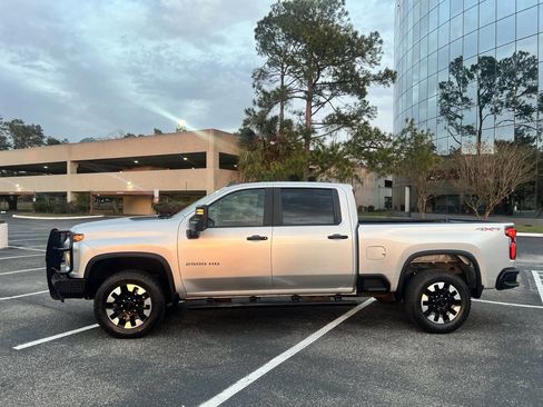 Used 2020 Chevrolet Silverado 2500 Custom w/ Custom Value Package image 4