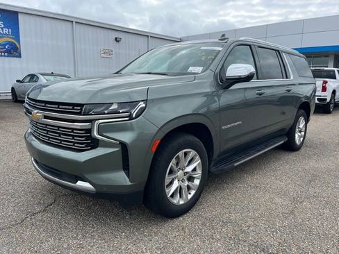 Used 2023 Chevrolet Suburban Premier image 2