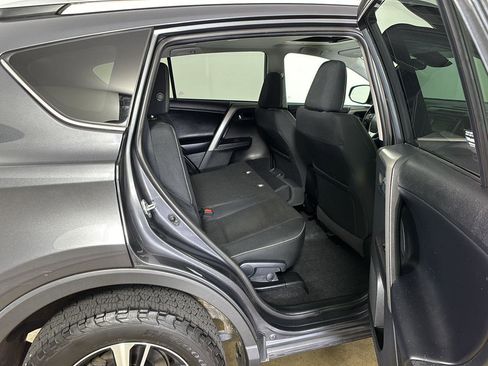 Used 2018 Toyota RAV4 XLE AWD/4WD image 17