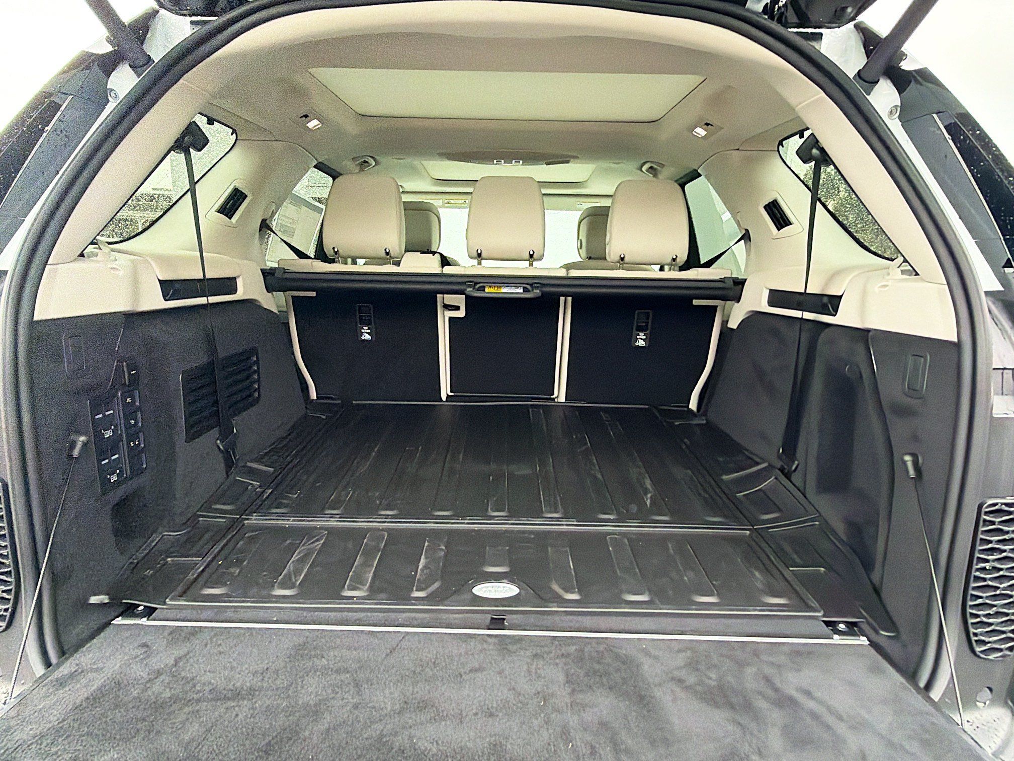 New 2026 Land Rover Discovery Limited Edition AWD/4WD image 12