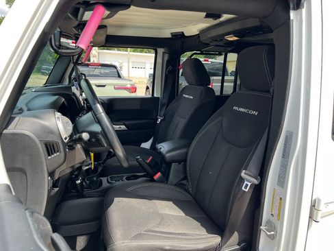 Used 2018 Jeep Wrangler Unlimited Rubicon w/ Max Tow Package AWD/4WD image 9