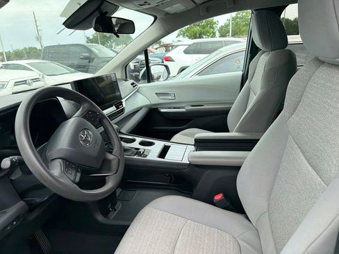 Used 2025 Toyota Sienna LE FWD image 2