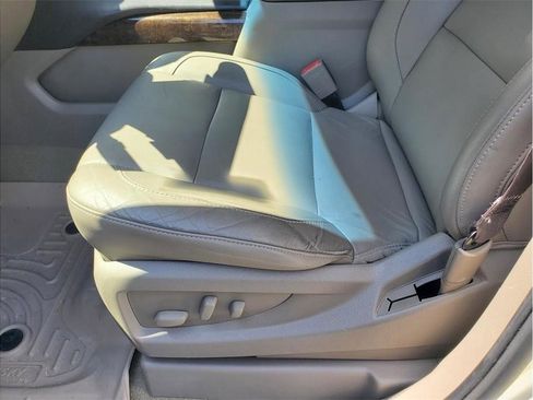 Used 2017 Chevrolet Suburban LT RWD image 19