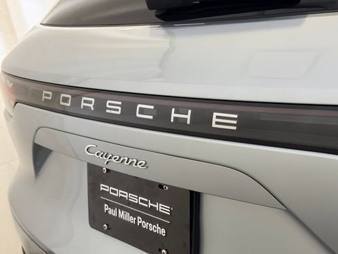 Certified 2023 Porsche Cayenne AWD/4WD image 24