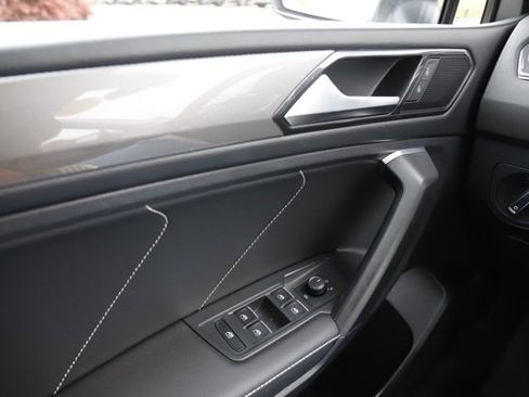 Used 2023 Volkswagen Tiguan SE w/ Panoramic Sunroof Package image 23