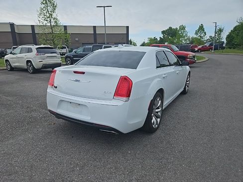 Used 2019 Chrysler 300 Touring w/ Chrome Appearance Package image 7