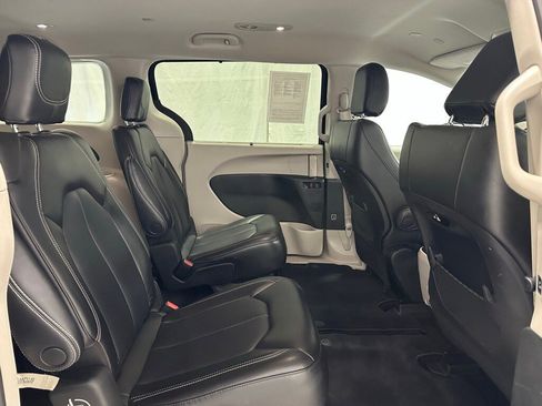 Used 2023 Chrysler Pacifica Touring-L image 57