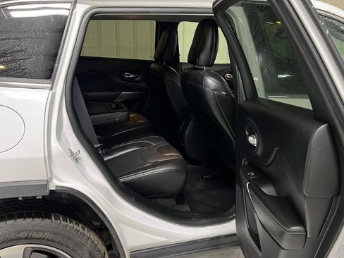 Used 2019 Jeep Cherokee Limited image 14