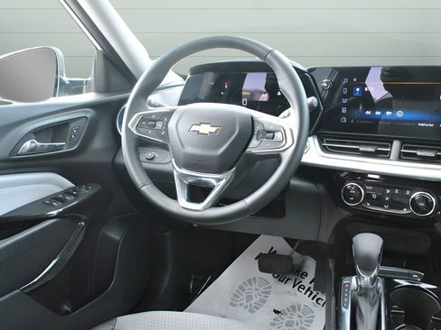 Used 2025 Chevrolet Trax LT w/ Driver Confidence Package FWD image 17