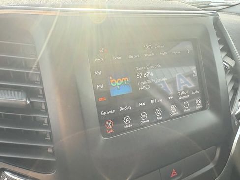 Used 2019 Jeep Cherokee Latitude w/ Cold Weather Group image 38