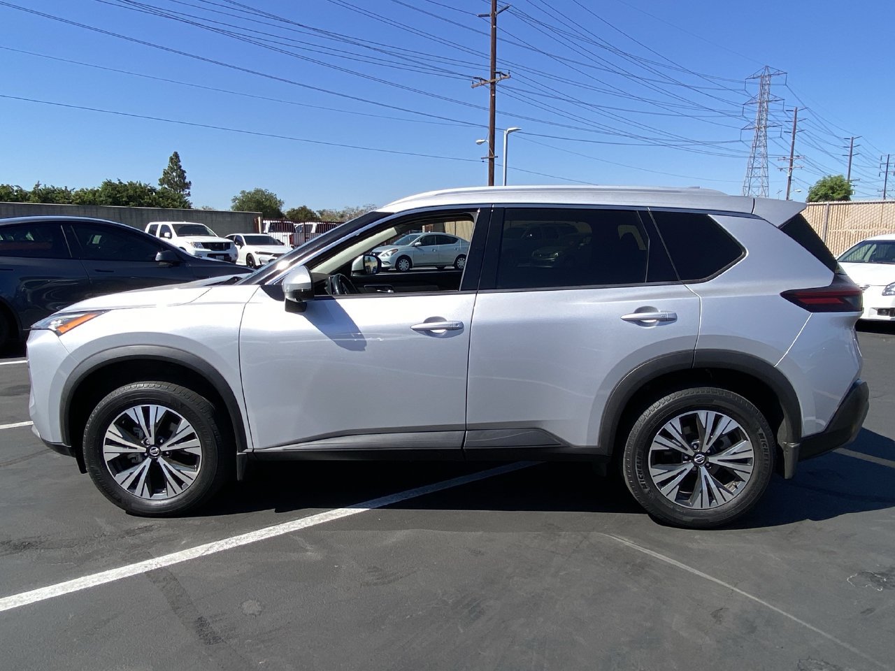 Used 2021 Nissan Rogue SV w/ Premium Package FWD image 3