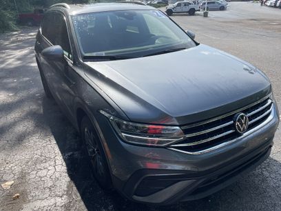 Used 2024 Volkswagen Tiguan SE w/ Panoramic Sunroof Package