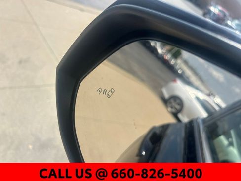 Used 2022 Toyota Highlander XLE AWD/4WD image 11