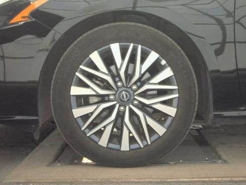 Used 2025 Nissan Altima 2.5 SV FWD image 3