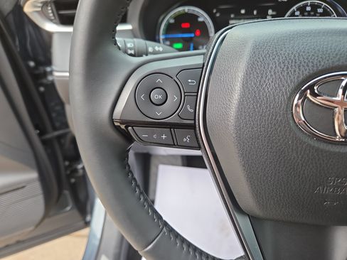 Used 2023 Toyota Venza XLE image 18