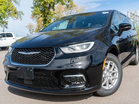 New 2026 Chrysler Pacifica Select image 1