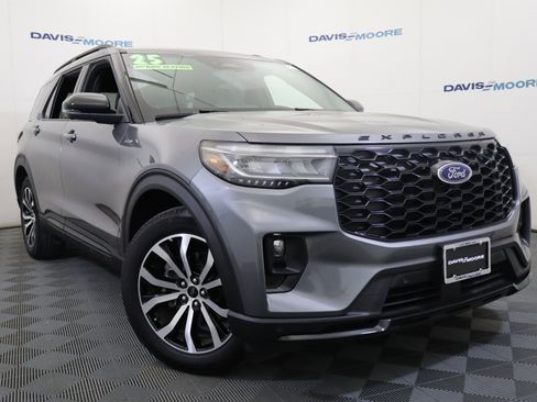 Used 2025 Ford Explorer ST-Line image 2