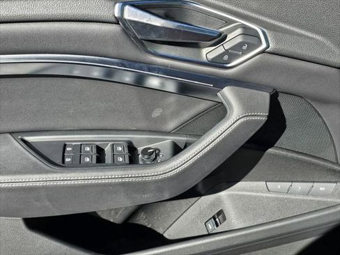 Used 2023 Audi e-tron Premium w/ Convenience Plus Package image 10