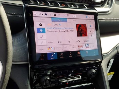 New 2025 Jeep Grand Cherokee Limited w/ Black Appearance Package image 10