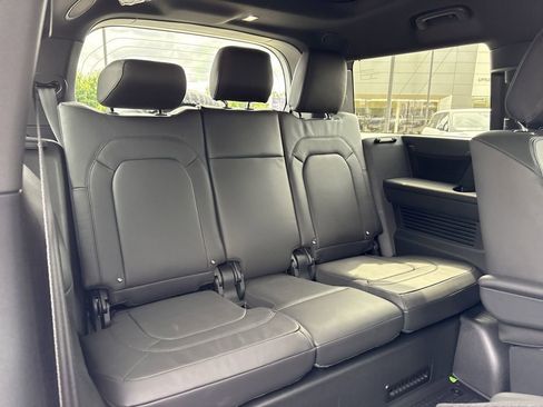 New 2025 Land Rover Defender 130 X-Dynamic SE AWD/4WD image 15