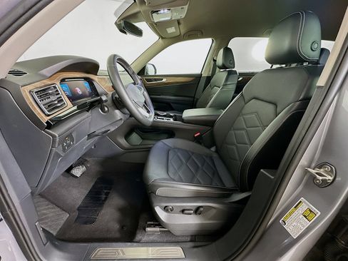 Used 2025 Volkswagen Atlas SE image 13