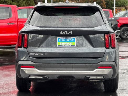 Used 2024 Kia Sorento S image 4