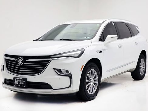 Used 2023 Buick Enclave Essence AWD/4WD image 2