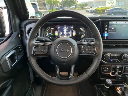 Used 2024 Jeep Wrangler Unlimited w/ Convenience Group AWD/4WD image 16