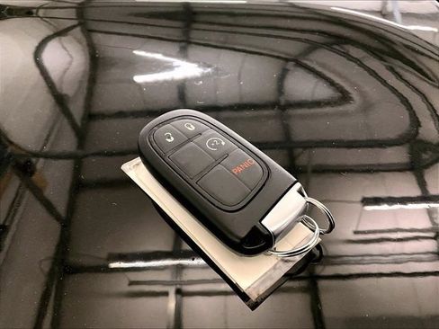Used 2021 Jeep Cherokee Latitude Plus AWD/4WD image 10