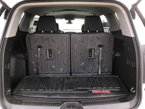 Used 2023 GMC Acadia SLE w/ Driver Convenience Package image 9