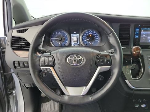Used 2017 Toyota Sienna Limited Premium FWD image 21