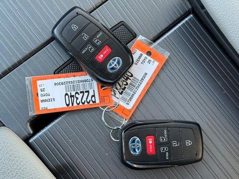 Used 2025 Toyota Sienna LE image 31