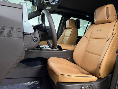 Certified 2026 Cadillac Escalade Luxury w/ Touring Package AWD/4WD image 4