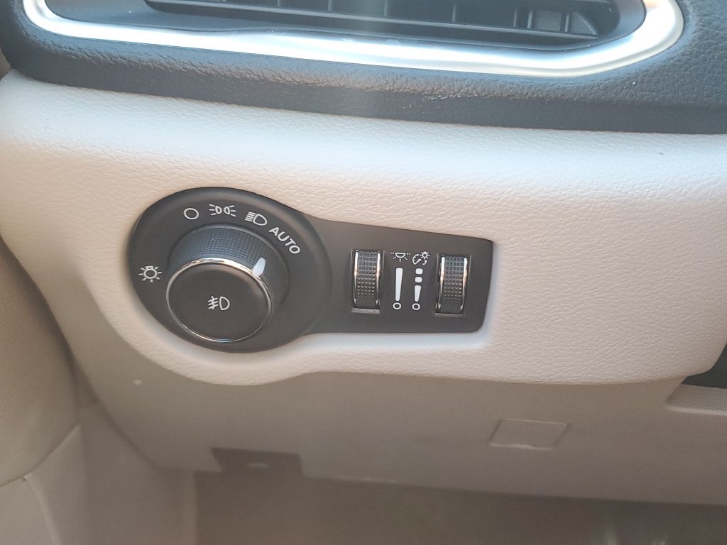 Certified 2023 Chrysler Pacifica Limited FWD image 22