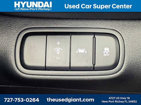 Used 2022 Hyundai Venue Limited FWD image 23