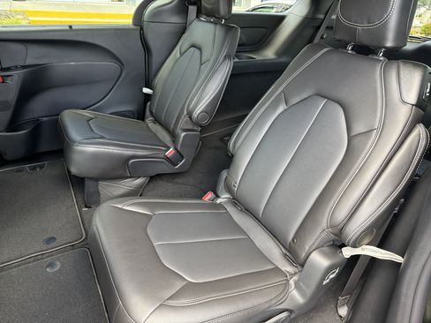New 2027 Chrysler Pacifica Select FWD image 18