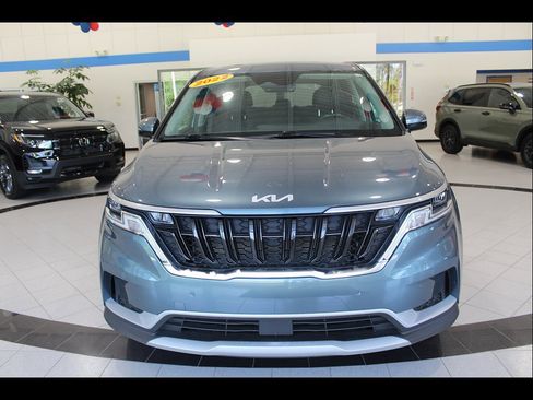 Used 2022 Kia Carnival EX FWD image 2
