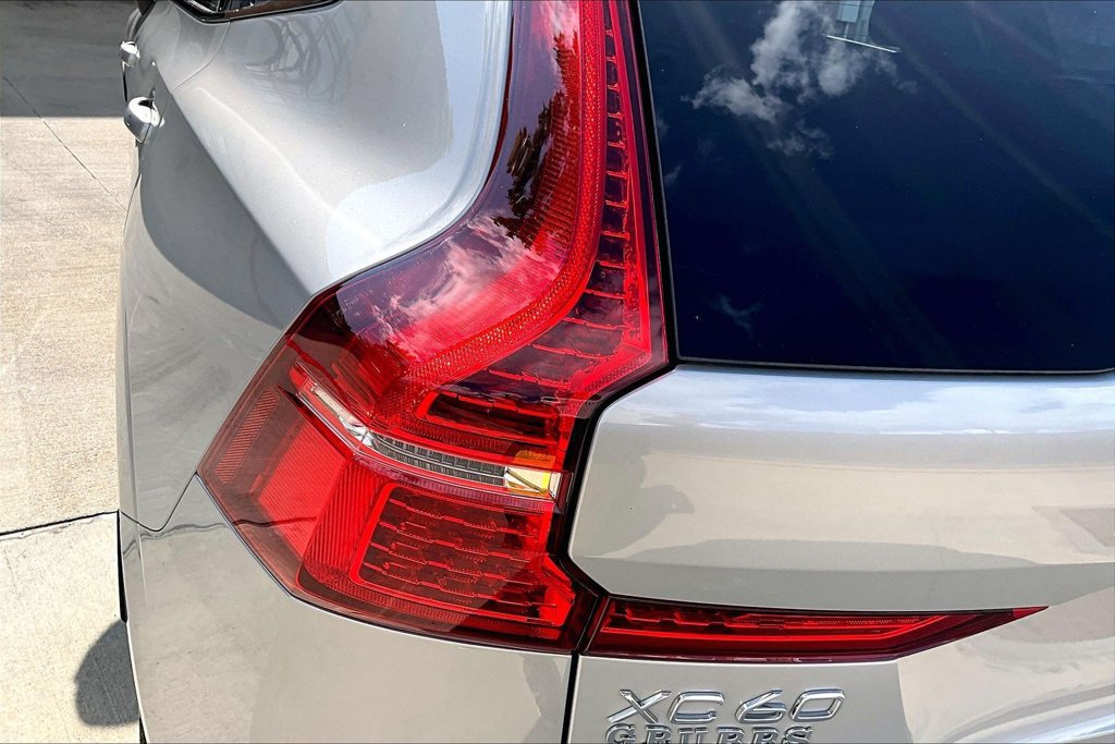 Used 2023 Volvo XC60 B5 Ultimate w/ Climate Package AWD/4WD image 39