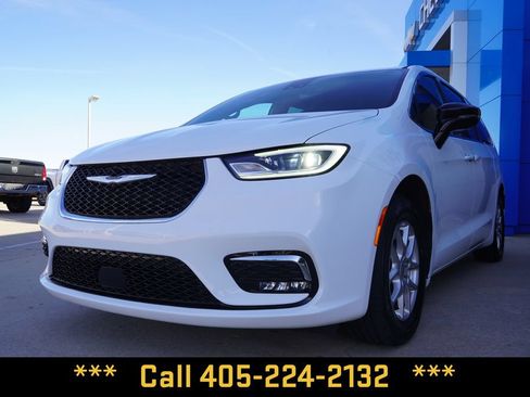 Used 2025 Chrysler Pacifica Select FWD image 4