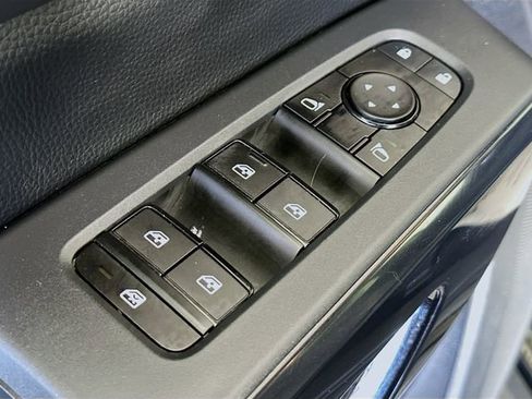 Used 2024 Nissan Pathfinder SV image 19