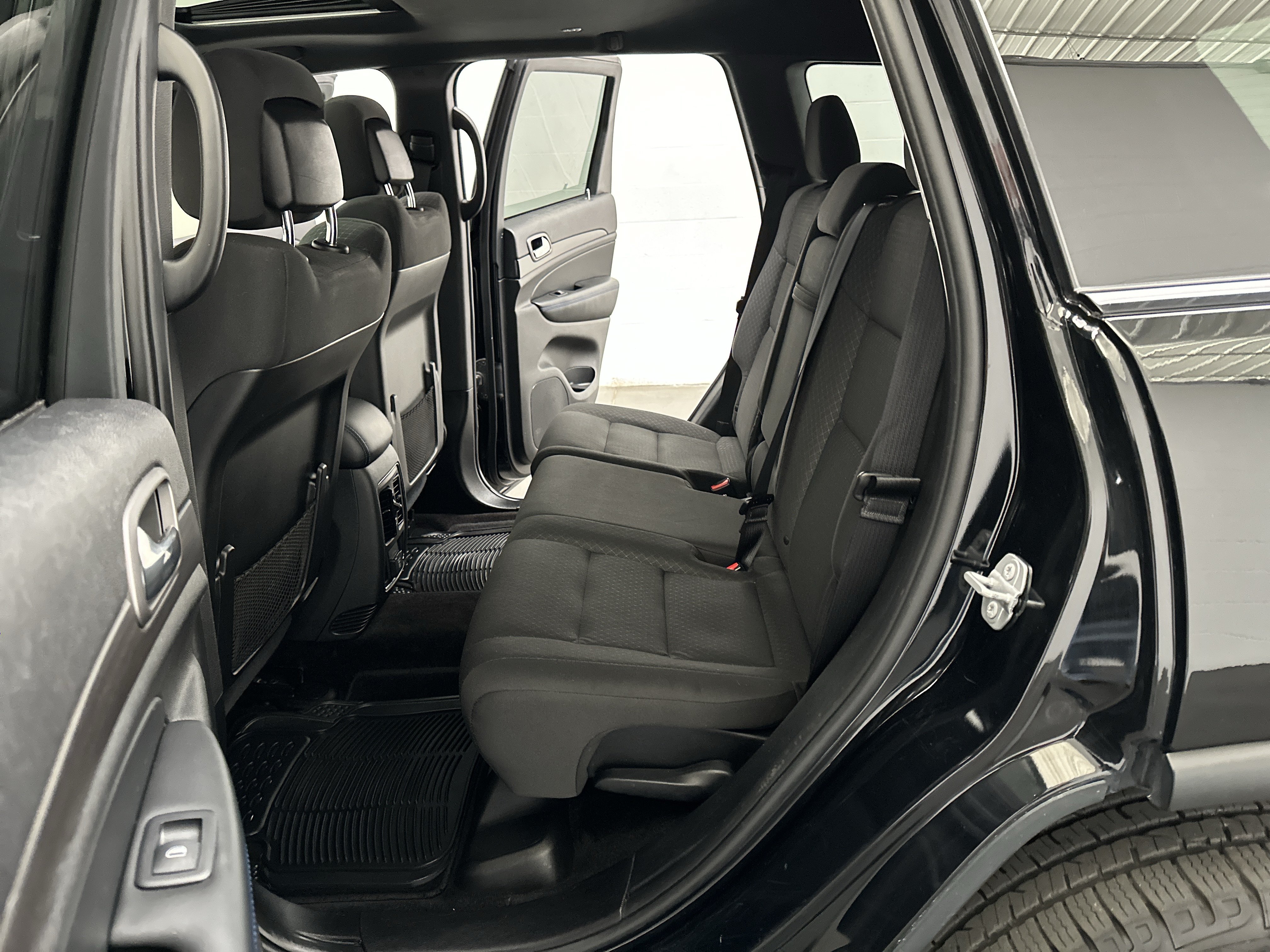Used 2018 Jeep Grand Cherokee Laredo AWD/4WD image 21
