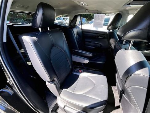 Used 2021 Toyota Highlander XLE FWD image 16