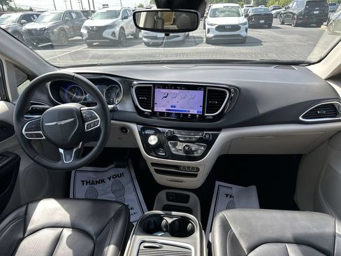 Used 2023 Chrysler Pacifica Touring-L FWD image 10
