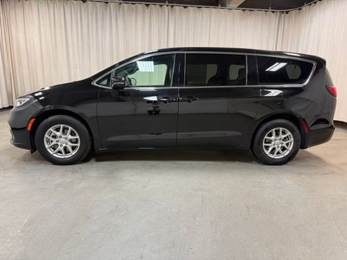 Used 2025 Chrysler Pacifica Select FWD image 9