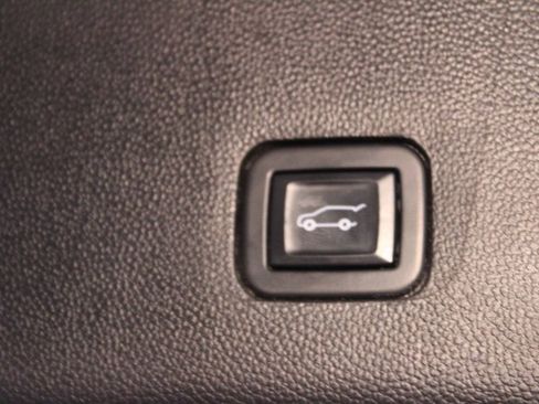 Used 2021 Chevrolet Traverse LT image 18