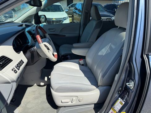 Used 2014 Toyota Sienna Limited w/ Limited Convenience Package FWD image 17