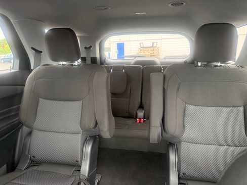 Used 2024 Ford Explorer XLT AWD/4WD image 25