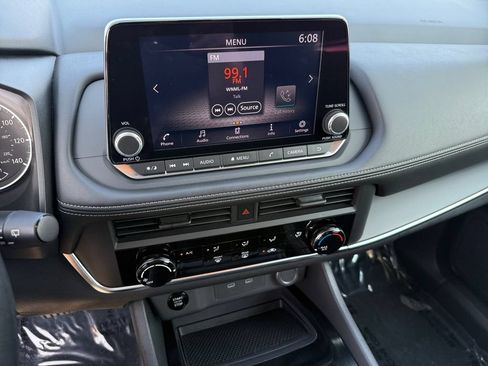 Used 2025 Nissan Rogue S FWD image 18
