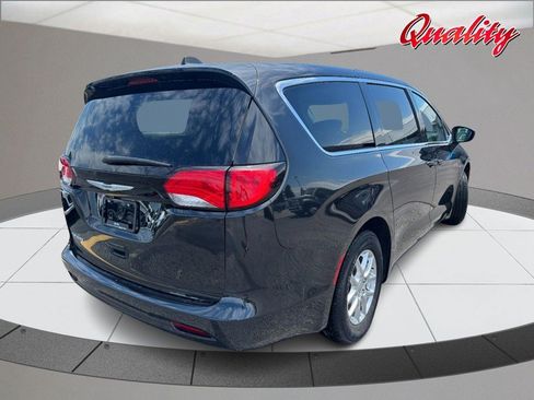 Used 2023 Chrysler Voyager LX FWD image 3