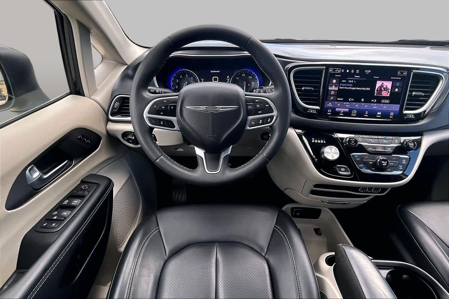 Used 2023 Chrysler Pacifica Touring-L FWD image 6